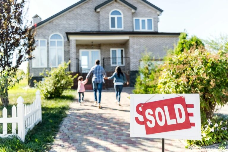 How to Sell and Buy a House at the Same Time